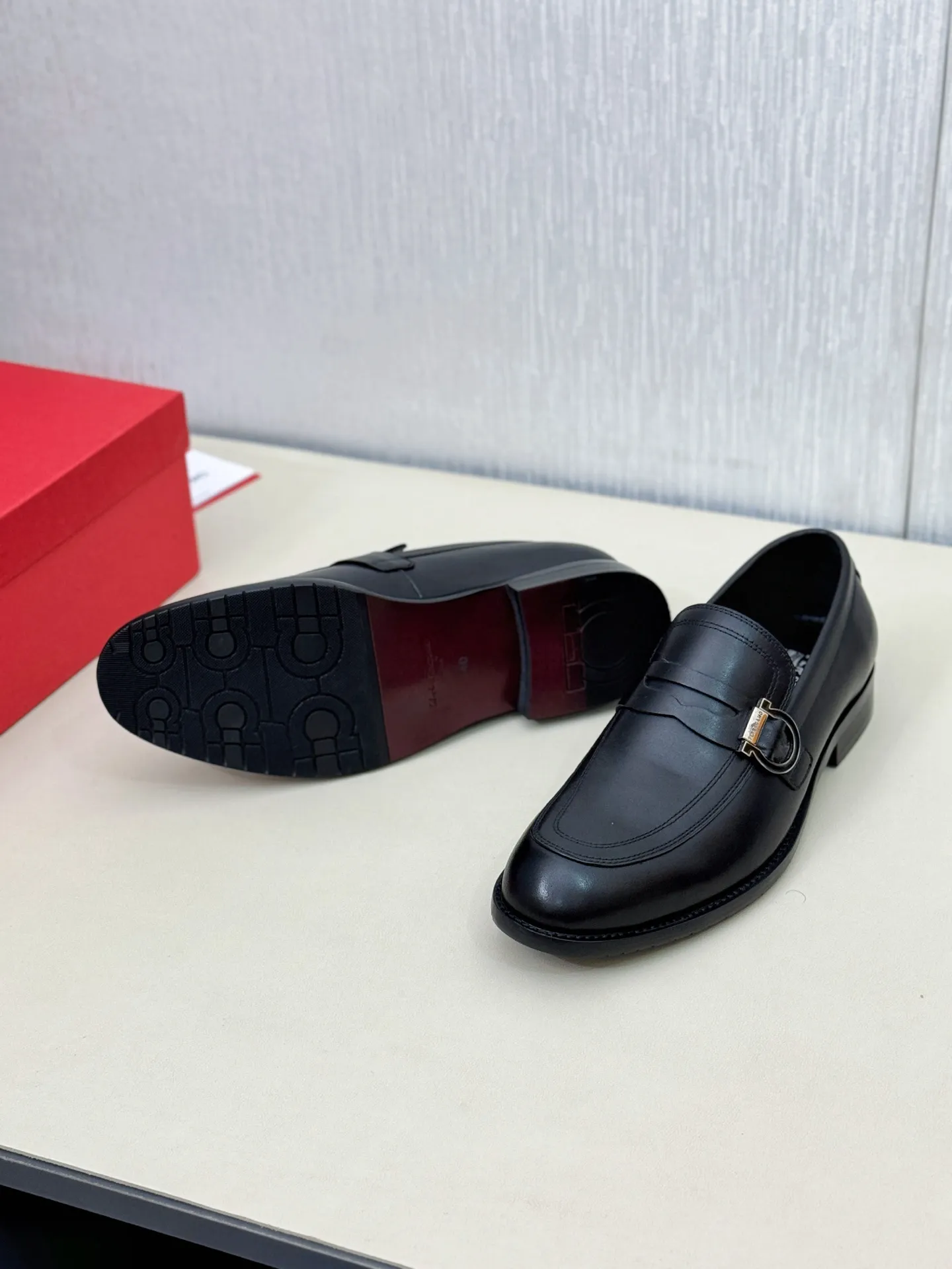 [Ferragamo] P: 560💰 Number of yards: 38~44 (45 orders are non-returnable) Ferragam's new men's formal leather shoes, the fabric is made of imported cowhide, with visible texture, heavy-duty stitching, dyed calfskin inside, standard logo cowhide feet, big-name experience, soft and comfortable on the feet, a men's favorite, special non-slip and wear-resistant rubber soles, easy to handle various occasions, with original box packaging!